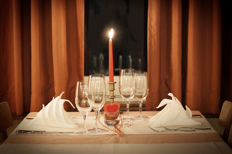 San Valentino: Confesercenti-Ipsos, celebrano 6 italiani su 10. Cena romantica per il 73% degli innamorati, cioccolatini, profumi e gioielli i doni più gettonati